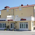 Adria מלון 3*