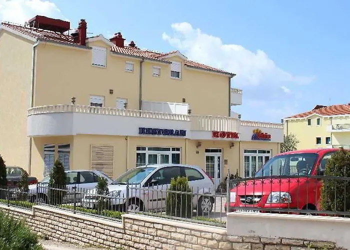 Adria فندق Kaštela