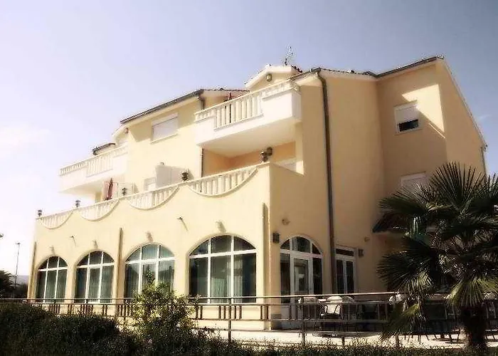 فندق Adria 3*